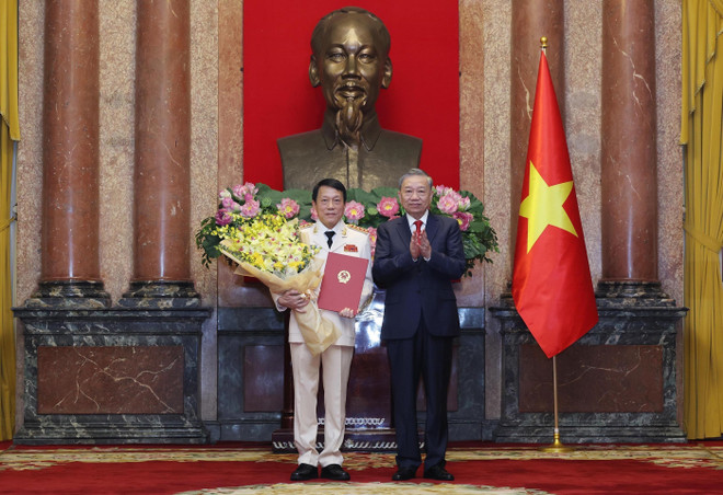 TTXVN_2010 Tong bi thu quan ham 2.jpg