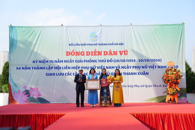 Công bố quyết định xác lập Kỷ lục Việt Nam cho Hội Liên hiệp phụ nữ thành phố Hà Nội về “Chương trình đồng diễn dân vũ với áo dài tại các xã, phường, thị trấn trên địa bàn thành phố Hà Nội có số lượng phụ nữ tham gia biểu diễn nhiều nhất Việt Nam”. (Ảnh: Nguyễn Cúc/TTXVN) TTXVN_2010 phu nu dong dien dan vu 2.jpg