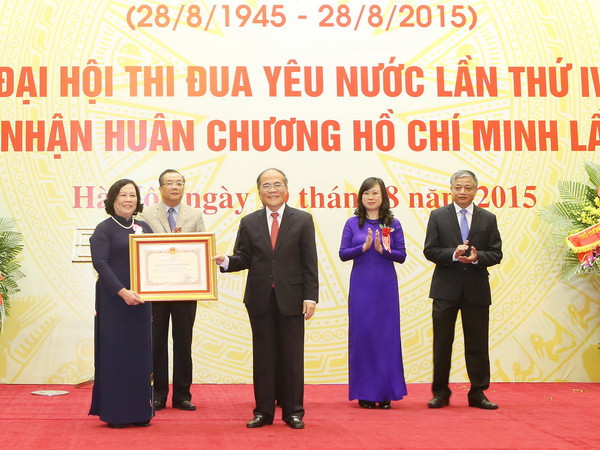 Hoàn thiện chính sách về lao động, việc làm và xóa đói giảm nghèo ảnh 1