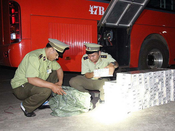 Đắk Lắk bắt nhiều vụ vận chuyển điện thoại di động, thuốc lá lậu ảnh 1