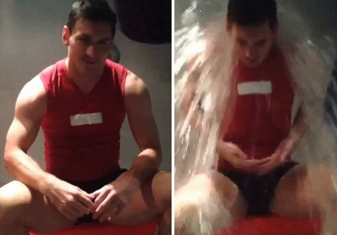 Messi rùng mình, nhảy dựng lên khi chơi trò đổ xô nước đá lên đầu ảnh 1