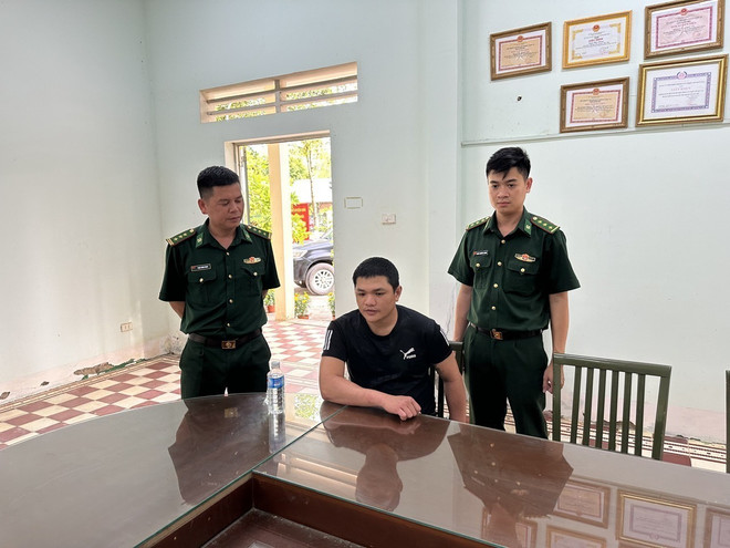 Bàn giao đối tượng liên quan vụ giết người, lẩn trốn ở Campuchia ảnh 1