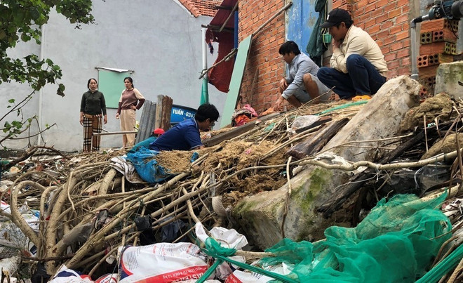 Triều cường xâm thực sát vào nhà dân tại thôn Mỹ Quang Nam (xã An Chấn, huyện Tuy An). (Ảnh: TTXVN phát) Triều cường uy hiếp một số khu dân cư ven biển tỉnh Phú Yên ảnh 1