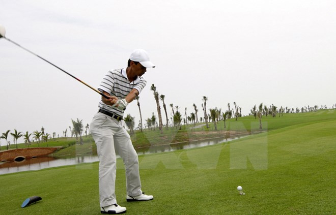 Đi chơi golf trong giờ làm việc, một Phó Thị trưởng bị mất chức ảnh 1