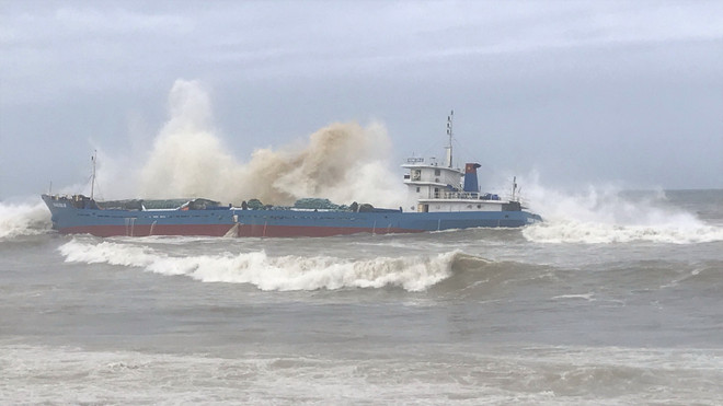 Ứng phó nguy cơ tràn dầu do tàu hàng Hoàng Gia 46 gặp sự cố trên biển ảnh 1