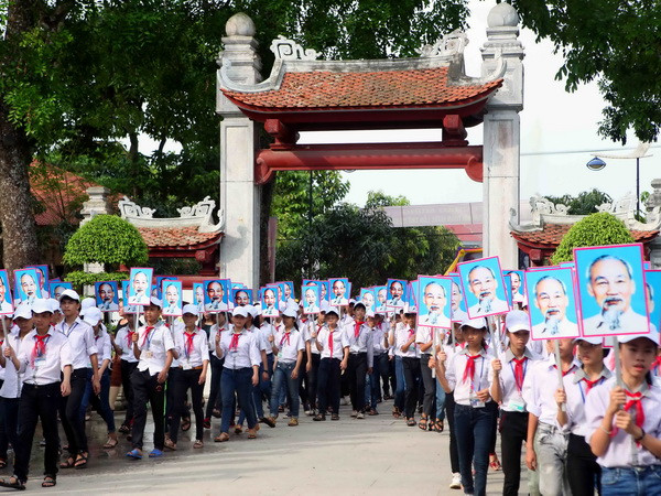 Lễ rước ảnh Bác Hồ qua các thời kỳ tại Nghệ An. (Ảnh: Thanh Tùng/TTXVN) Khai mạc Lễ hội Làng Sen năm 2015 tại tỉnh Nghệ An ảnh 1