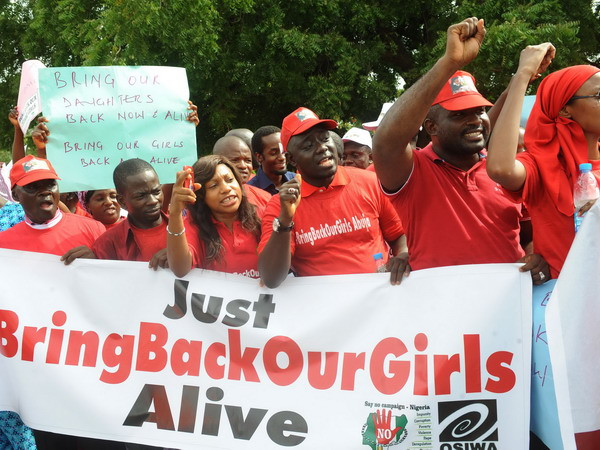 Thế giới hỗ trợ Nigeria tìm kiếm các nữ sinh bị bắt cóc ảnh 1