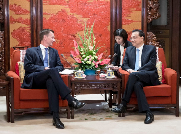 Thủ tướng Trung Quốc Lý Khắc Cường (phải) và Ngoại trưởng Anh Jeremy Hunt tại cuộc gặp ở Bắc Kinh ngày 31/7. (Ảnh: THX/TTXVN) Ngoại trưởng Anh ca ngợi "kỷ nguyên vàng" trong quan hệ với Trung Quốc ảnh 1