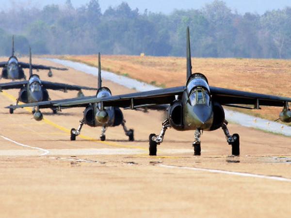 Hai máy bay quân sự của Nigeria va chạm và rơi xuống mặt đất ảnh 1