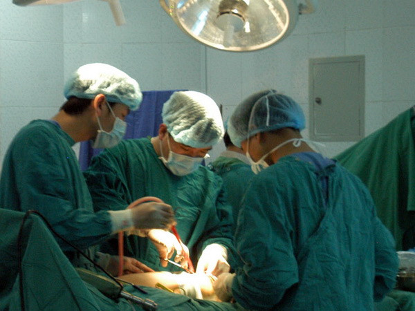 Khánh Hòa: Thay khớp háng thành công cho cụ bà gần 100 tuổi ảnh 1