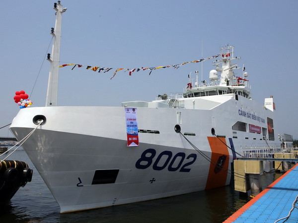 Bàn giao tàu đa năng và tàu cứu nạn cho lực lượng cảnh sát biển ảnh 1