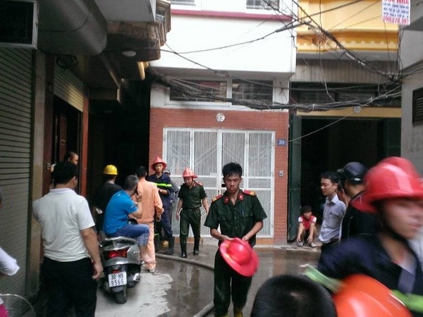 Hà Nội: Cháy nhà trong ngõ sâu, 3 mẹ con may mắn thoát nạn ảnh 1