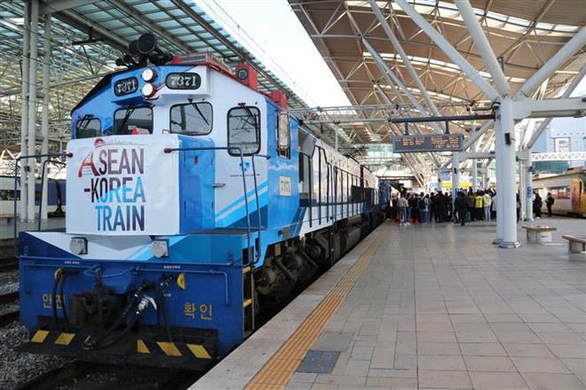 Đoàn tàu hòa bình ASEAN-Hàn Quốc. (Ảnh: Mạnh Hùng/TTXVN) Hàn Quốc đề cao ASEAN trong Chính sách hướng Nam mới ảnh 1