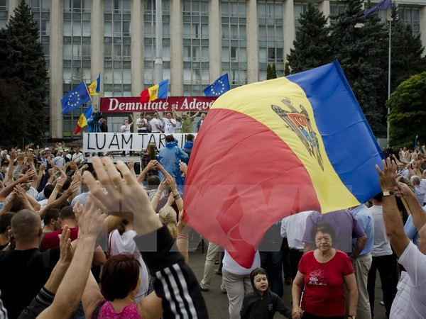 Người biểu tình phản đối chính phủ ở Moldova thay chiến thuật ảnh 1