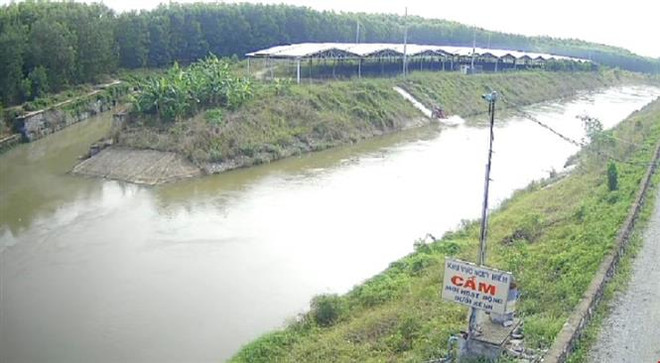 Bình Dương: Máy cày lao xuống kênh nước sâu, 2 thanh niên mất tích ảnh 1