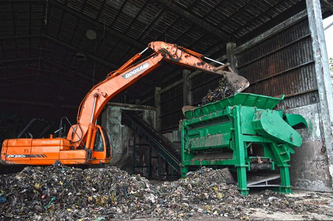 Dù hàng ngàn tấn rác vẫn tiếp tục ùn ứ nhưng Nhà máy xử lý rác thải thành phố Cà Mau vẫn chỉ hoạt động theo kiểu chây ỳ. (Ảnh: Huỳnh Thế Anh/TTXVN) Công bố Kết luận thanh tra Dự án nhà máy rác Đức Phổ ảnh 1