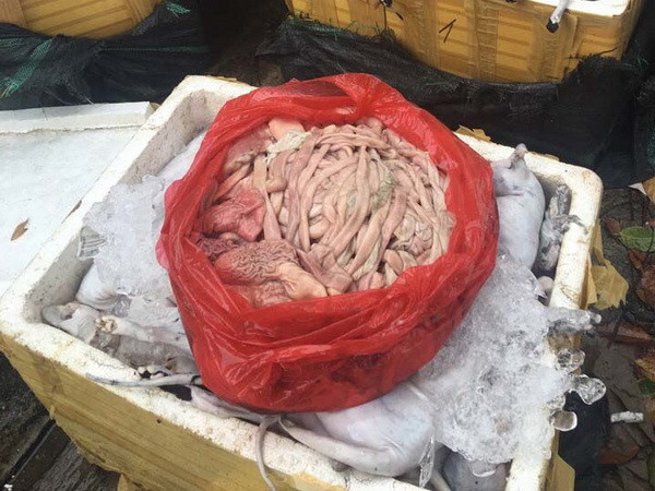 Công an Quảng Ninh thu giữ 1,6 tấn thực phẩm không rõ nguồn gốc ảnh 1