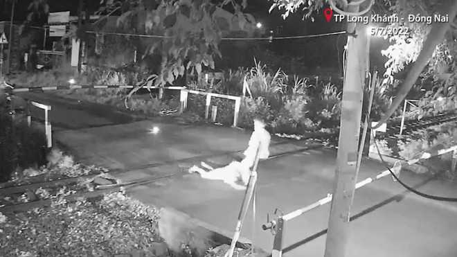 Bộ trưởng GTVT khen nhân viên gác chắn cứu người ngay trước mũi tàu ảnh 1