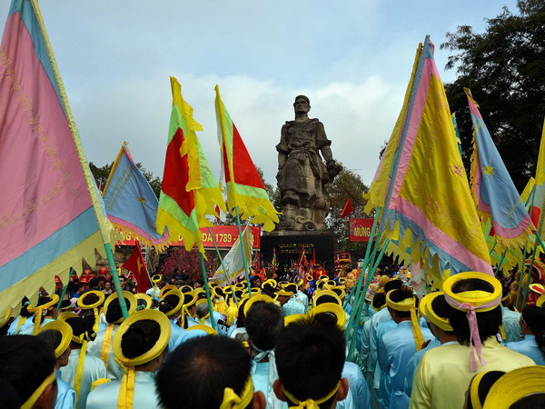 Người dân tham gia lễ hội trong tiết trời nắng ráo trên cả nước ảnh 1