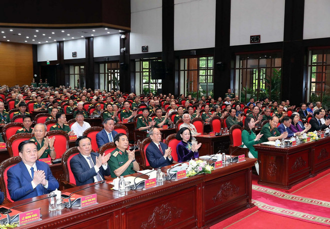 Lãnh đạo, nguyên lãnh đạo Đảng, Nhà nước và các đại biểu tham dự buổi gặp mặt. (Ảnh: Trọng Đức/TTXVN) ttxvn_gap mat dien bien phu (2).jpg