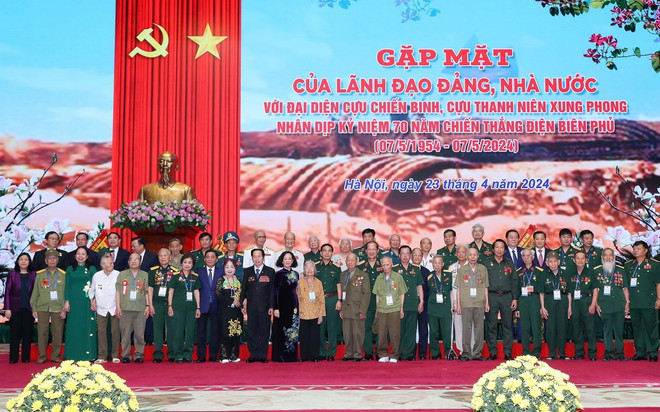 Thường trực Ban Bí thư Trương Thị Mai cùng lãnh đạo Đảng, Nhà nước và các đại biểu tham dự buổi gặp mặt. (Ảnh: Trọng Đức/TTXVN) ttxvn_gap mat dien bien phu (1).jpg