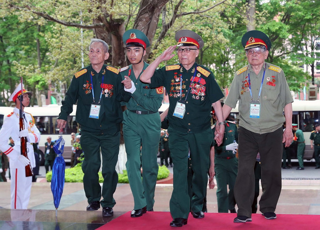 Các cựu chiến binh, cựu thanh niên xung phong đến dự buổi gặp mặt. (Ảnh: Trọng Đức/TTXVN) ttxvn_gap mat dien bien phu (4).jpg