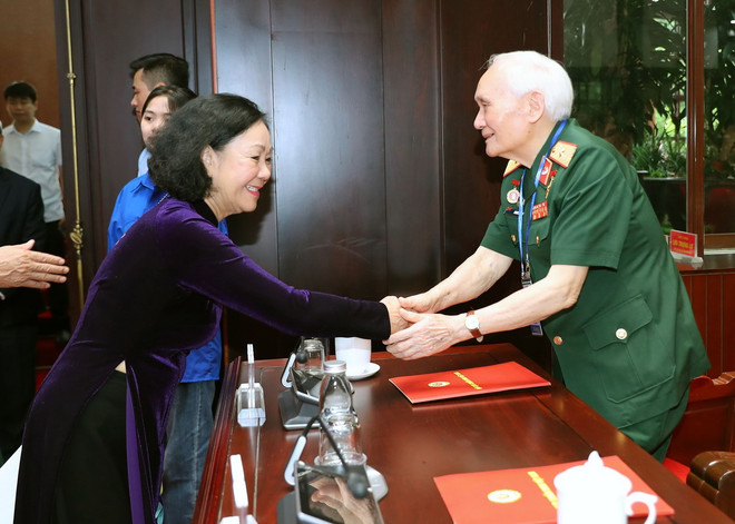 Đồng chí Trương Thị Mai, Ủy viên Bộ Chính trị, Thường trực Ban Bí thư, Trưởng Ban Tổ chức Trung ương, với các đại biểu cựu chiến binh. (Ảnh: Trọng Đức/TTXVN) ttxvn_gap mat dien bien phu (3).jpg