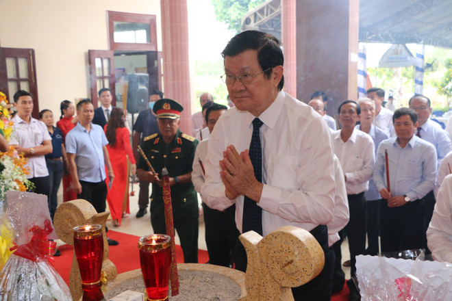 Ông Trương Tấn Sang, nguyên Ủy viên Bộ Chính trị, nguyên Chủ tịch nước, thắp hương tại Di tích lịch sử khu vực Cầu Kinh. (Ảnh: Thanh Bình/TTXVN)) Kỷ niệm sự kiện 45 ngày đêm đánh Mỹ của quân và dân vùng hạ Cần Giuộc ảnh 1