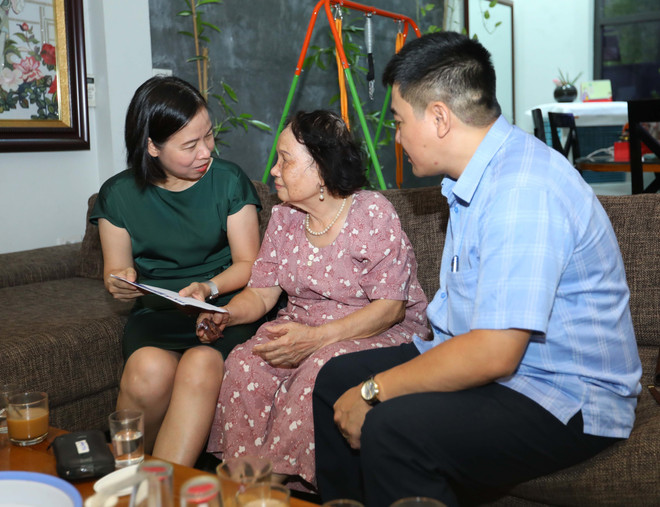 Tổng Giám đốc TTXVN Vũ Việt Trang thăm hỏi, tặng quà bà Phương Thị Bích Ngân, vợ liệt sỹ, nhà báo Thẩm Đức Hòa (huyện Gia Lâm, Hà Nội). (Ảnh: Hoàng Hiếu/TTXVN) Xúc động những lá thư tình thời chiến của nhà báo-liệt sỹ Thẩm Đức Hòa ảnh 2