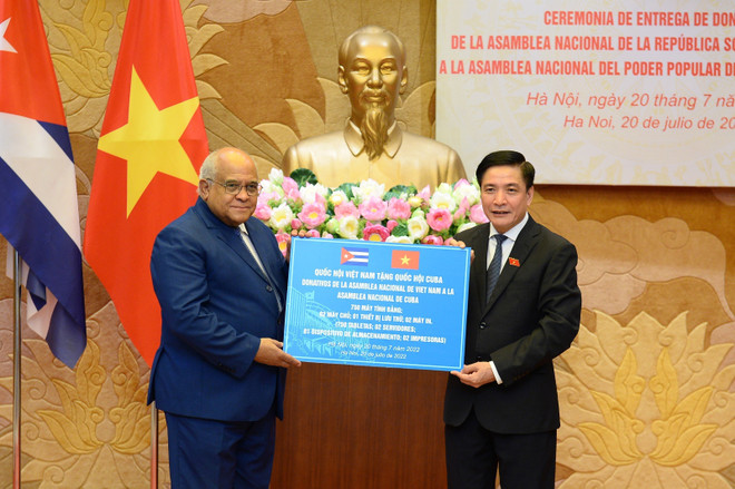 Bàn giao quà tặng của Quốc hội Việt Nam tặng Quốc hội Cộng hòa Cuba ảnh 1