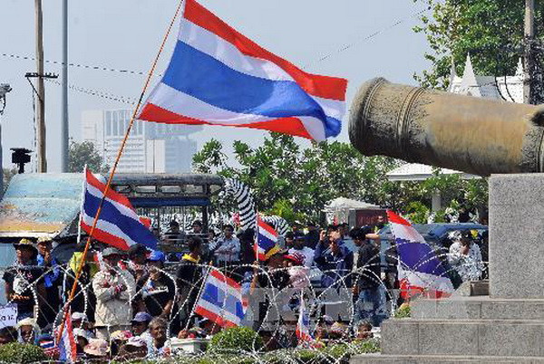 Người biểu tình phong tỏa một đường phố ở Bangkok, ngày 22/1. (Ảnh: AFP/TTXVN) Tòa án Hiến pháp Thái Lan sẽ xử lý tranh cãi hoãn bầu cử ảnh 1