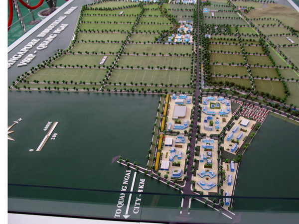 Mô hình Dự án Khu VSIP Quảng Ngãi. (Ảnh: Thanh Long/TTXVN) Thương mại hai chiều Việt Nam-Singapore tiếp tục tăng ảnh 1