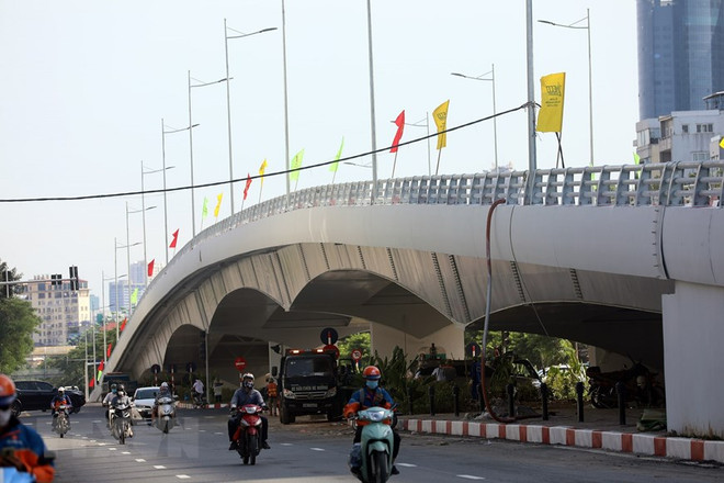 Cấm xe cao quá 3,5m đi cầu vượt Hoàng Quốc Việt-Nguyễn Văn Huyên ảnh 1
