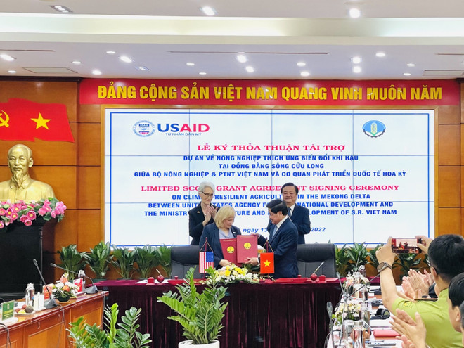 Lễ Ký kết thoả thuận tài trợ hợp tác giữa Cơ quan Phát triển Quốc tế Hoa Kỳ (USAID) và Bộ NN-PTNT về Dự án nông nghiệp thích ứng biến đổi khí hậu tại đồng bằng sông Cửu Long. (Ảnh: daibieunhandan.vn) USAID hỗ trợ nông nghiệp ĐBSCL thích ứng với biến đổi khí hậu ảnh 1