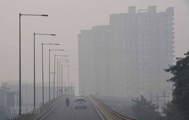 Khói mù ô nhiễm bao phủ dày đặc tại New Delhi, Ấn Độ. (Ảnh: AFP/TTXVN) Ấn Độ lên kế hoạch giảm nồng độ bụi mịn nhằm giảm ô nhiễm không khí ảnh 1