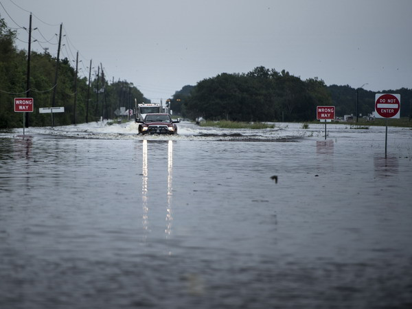 Nhà máy hóa chất phát nổ sau khi bị ngập nước do bão Harvey ảnh 1