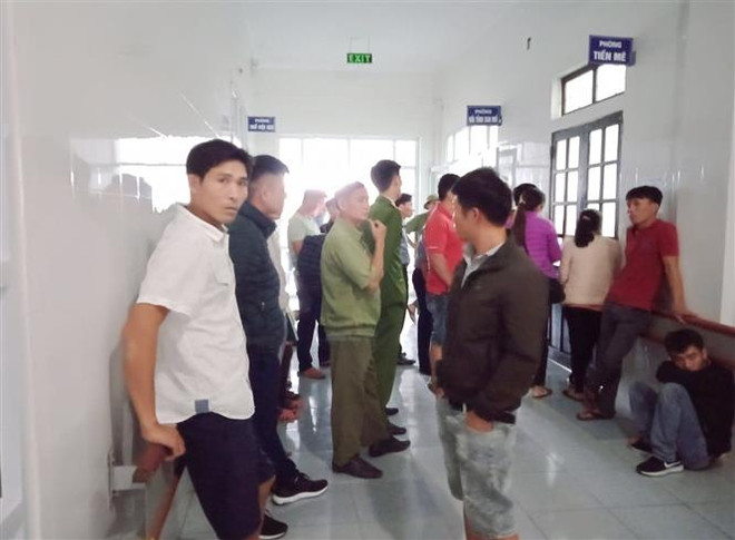 Người thân, hàng xóm của sản phụ Hồ Thị Mơ có mặt bên ngoài phòng mổ chờ tin tức. (Ảnh: TTXVN phát) Nghệ An: Thai nhi tử vong, người thân và hàng xóm 'quây' bác sỹ ảnh 1