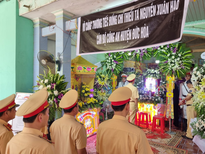 Đoàn công tác Cục Cảnh sát giao thông viếng Thiếu tá Nguyễn Xuân Hào. (Ảnh: Bùi Giang/TTXVN) Khởi tố vụ xe bán tải đâm thiếu tá CSGT cùng 2 người dân tử vong ảnh 1