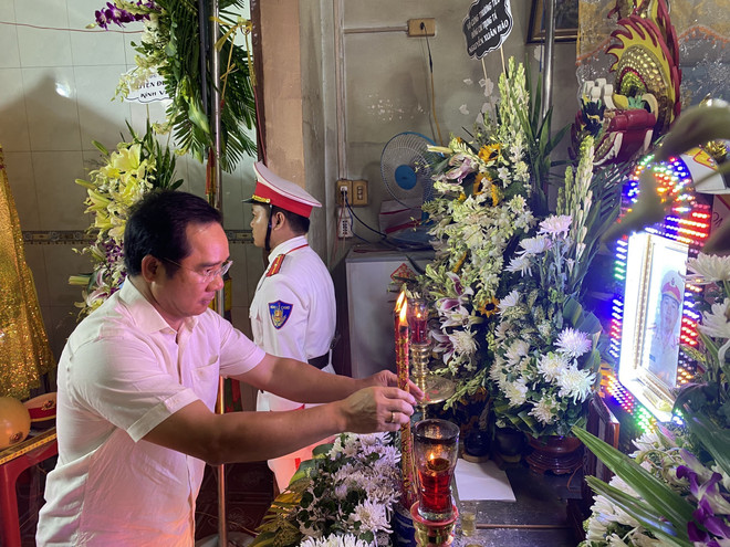 Lãnh đạo Tỉnh ủy Long An viếng cán bộ CSGT hy sinh khi làm nhiệm vụ ảnh 1