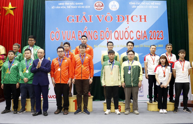 Ban tổ chức trao giải cho các vận động viên xuất sắc ở nội dung cờ nhanh nhóm đồng đội nam. (Ảnh: Đồng Thúy/TTXVN) Hà Nội nhất toàn đoàn tại giải vô địch Cờ vua đồng đội quốc gia 2023 ảnh 1