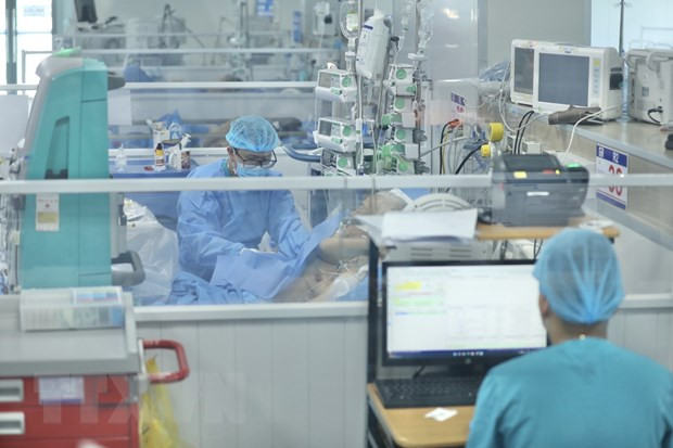 Điều trị cho bệnh nhân nặng. (Ảnh: Minh Quyết/TTXVN) TP.HCM phát hiện thêm nhiều biến thể phụ mới của Omicron ảnh 1