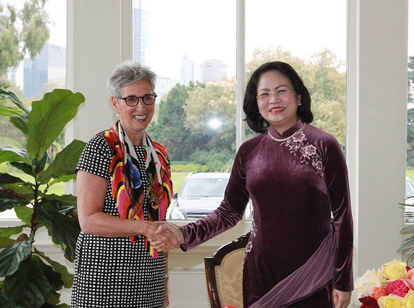 Phó Chủ tịch nước Đặng Thị Ngọc Thịnh gặp Thống đốc bang Victoria, bà Linda Marion Dessau. (Ảnh: Quang Hải/TTXVN) Phó Chủ tịch nước gặp song phương với lãnh đạo bang Victoria ảnh 1