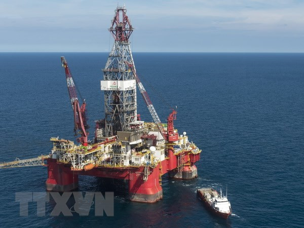 Một cơ sở khai thác dầu trên Vịnh Mexico. (Nguồn: AFP/TTXVN) Giá dầu thế giới đảo chiều tăng trở lại trong phiên đầu tuần ảnh 1