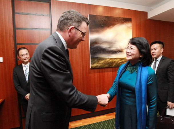 Phó Chủ tịch nước Đặng Thị Ngọc Thịnh gặp Thủ hiến bang Victoria, ông Daniel Andrews. (Ảnh: Quang Hải/TTXVN) Phó Chủ tịch nước gặp song phương với lãnh đạo bang Victoria ảnh 2