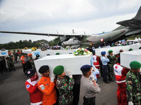 Tìm thấy “hai mảnh lớn” của máy bay QZ8501 bị rơi xuống biển ảnh 1