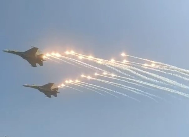 Máy bay chiến đấu Su-30MK2 thao diễn trên bầu trời Hà Nội ảnh 1