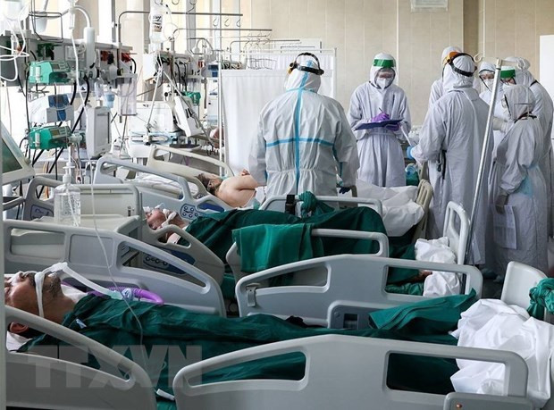 Điều trị cho bệnh nhân nhiễm COVID-19 tại bệnh viện ở Moskva, Nga. (Ảnh: TASS/TTXVN) Nga chuẩn bị cơ sở hạ tầng y tế để đối phó với biến thể Omicron ảnh 1