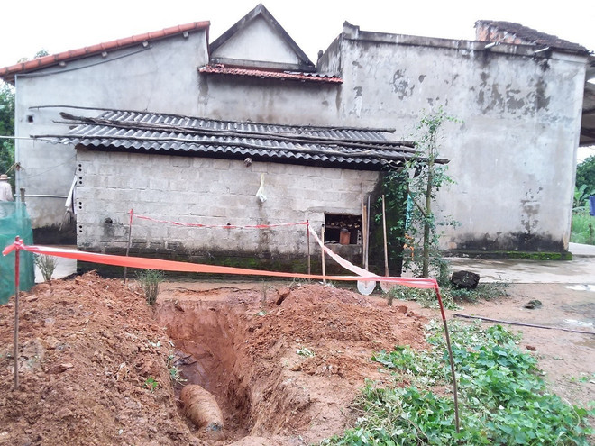 Quảng Bình: Xử lý thành công quả bom nặng gần 230kg trong vườn nhà dân ảnh 1