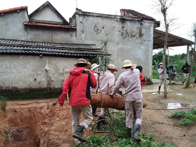 Quảng Bình: Xử lý thành công quả bom nặng gần 230kg trong vườn nhà dân ảnh 2