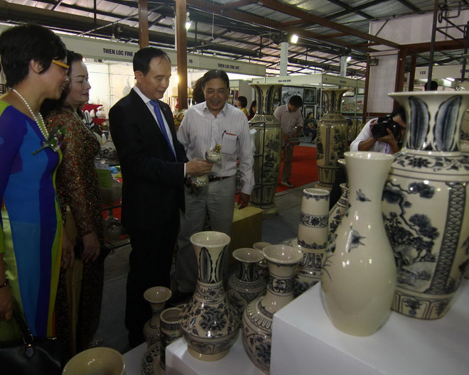 Các đại biểu tham quan gian hàng trưng bày trong ngày khai mạc. (Ảnh: Vũ Sinh/TTXVN) Hanoi Gift Show 2014 thu hút gần 600 nhà nhập khẩu quốc tế ảnh 1
